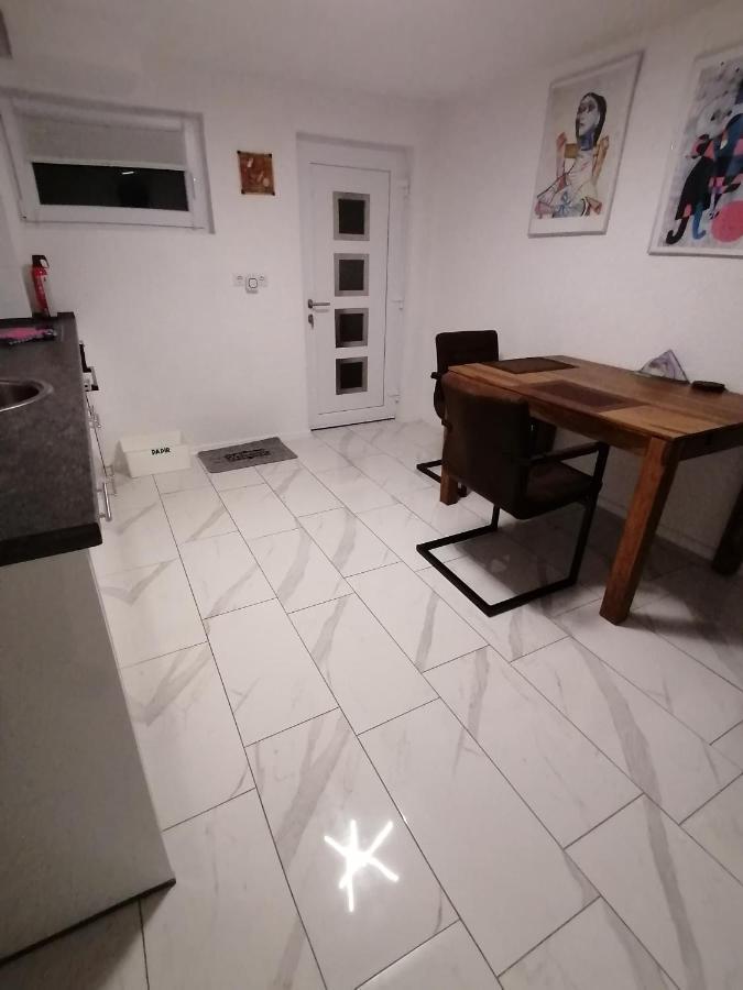 Schoene Einliegerwohnung In *